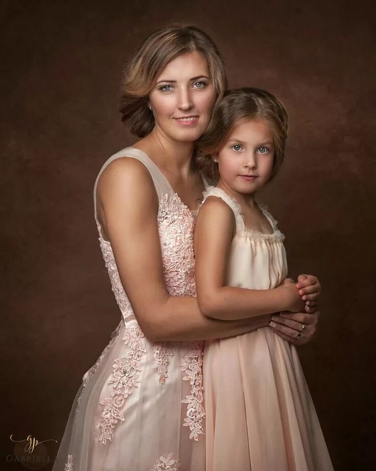 Mommy and daughter. Мама и дочка. Портретная фотосессия мама и дочка. Дочки-матери. Мама и дочь фотопортрет.