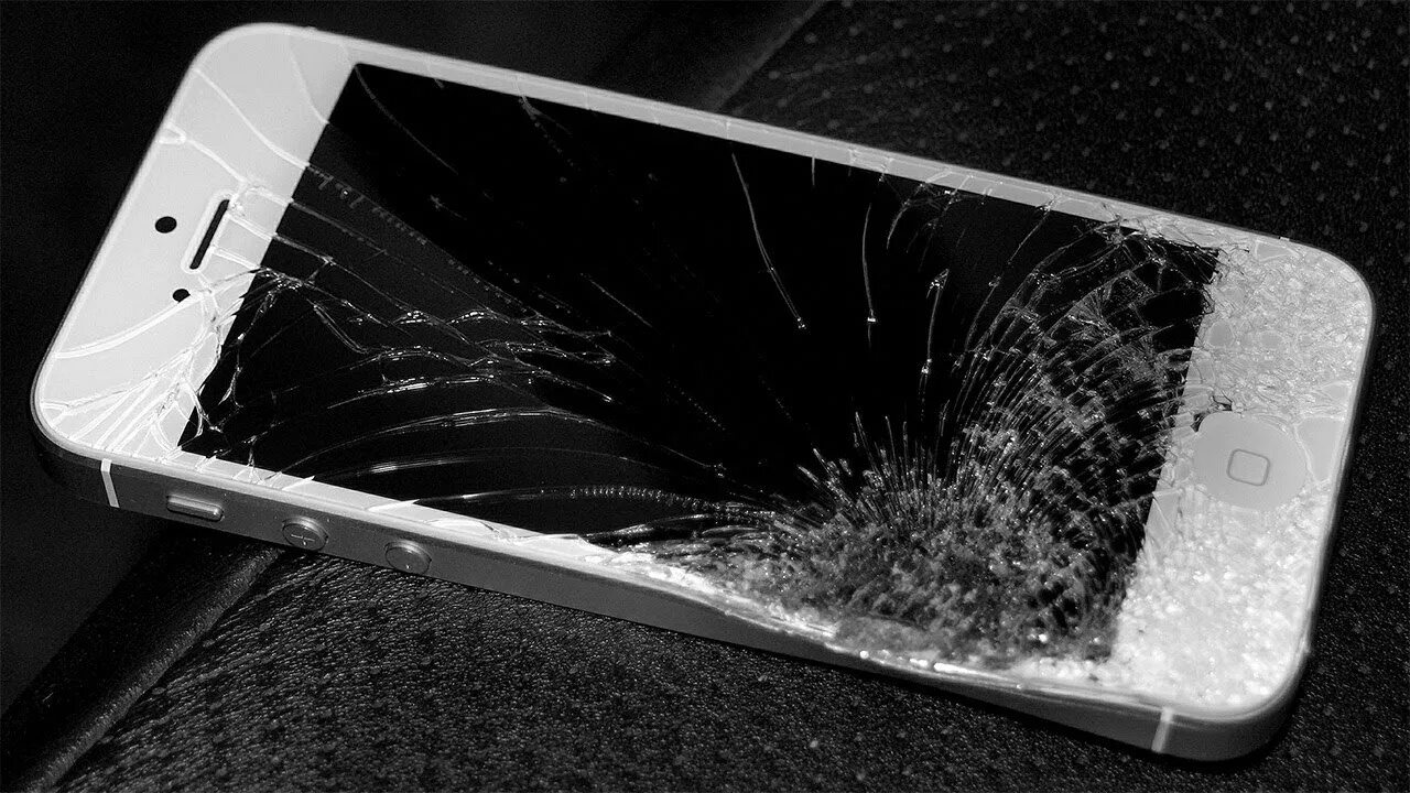 Фото экран разбить телефон. Разбитый айфон 5. Iphone 5s разбитый. Сломанный айфон 5s. Разбитый экран смартфона.