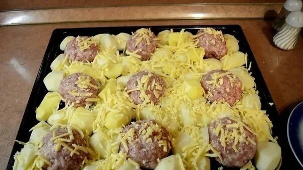 Рецепт мясных ежиков в духовке. Ёжики с картошкой в духовке. мясные ёжики с картошкой под сыром. мясные шарики с картошкой в духовке. мясные шарики из фарша в духовке с картошкой и сыром.