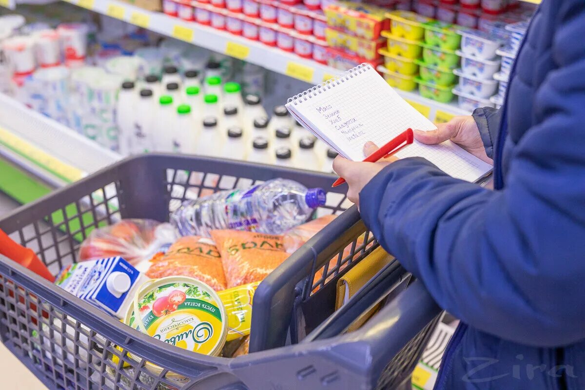 Что надо купить в магазине. Экономить на продуктах. Экономия на продуктах питания. Экономия на еде. Сэкономить на еде.