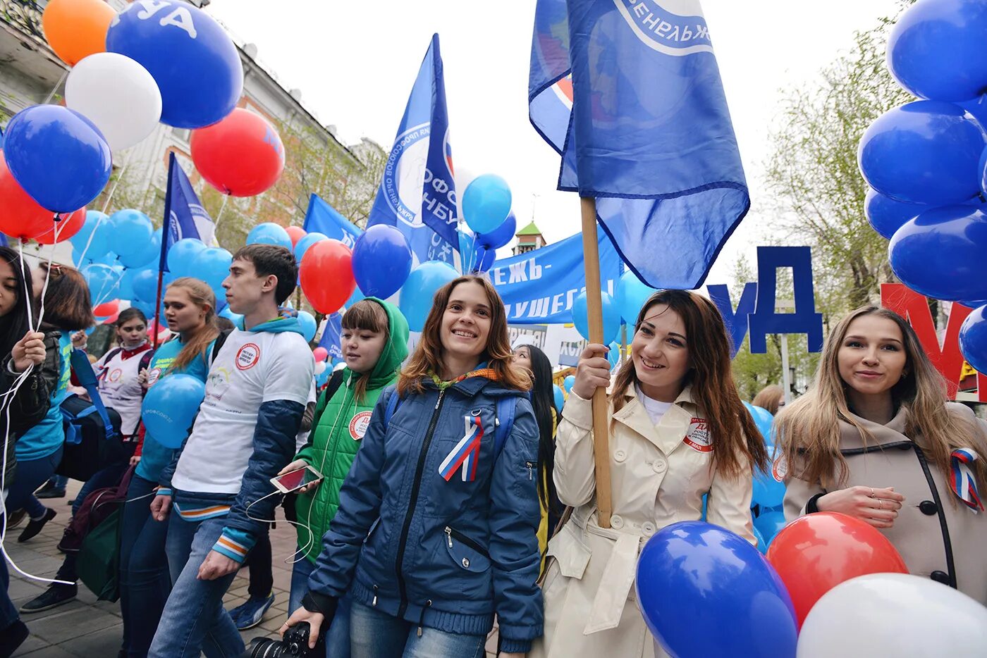 Человек оренбуржья. Оренбург люди. Первомайская демонстрация город Оренбург. Демонстрация в Оренбурге. 1 Мая Оренбург.