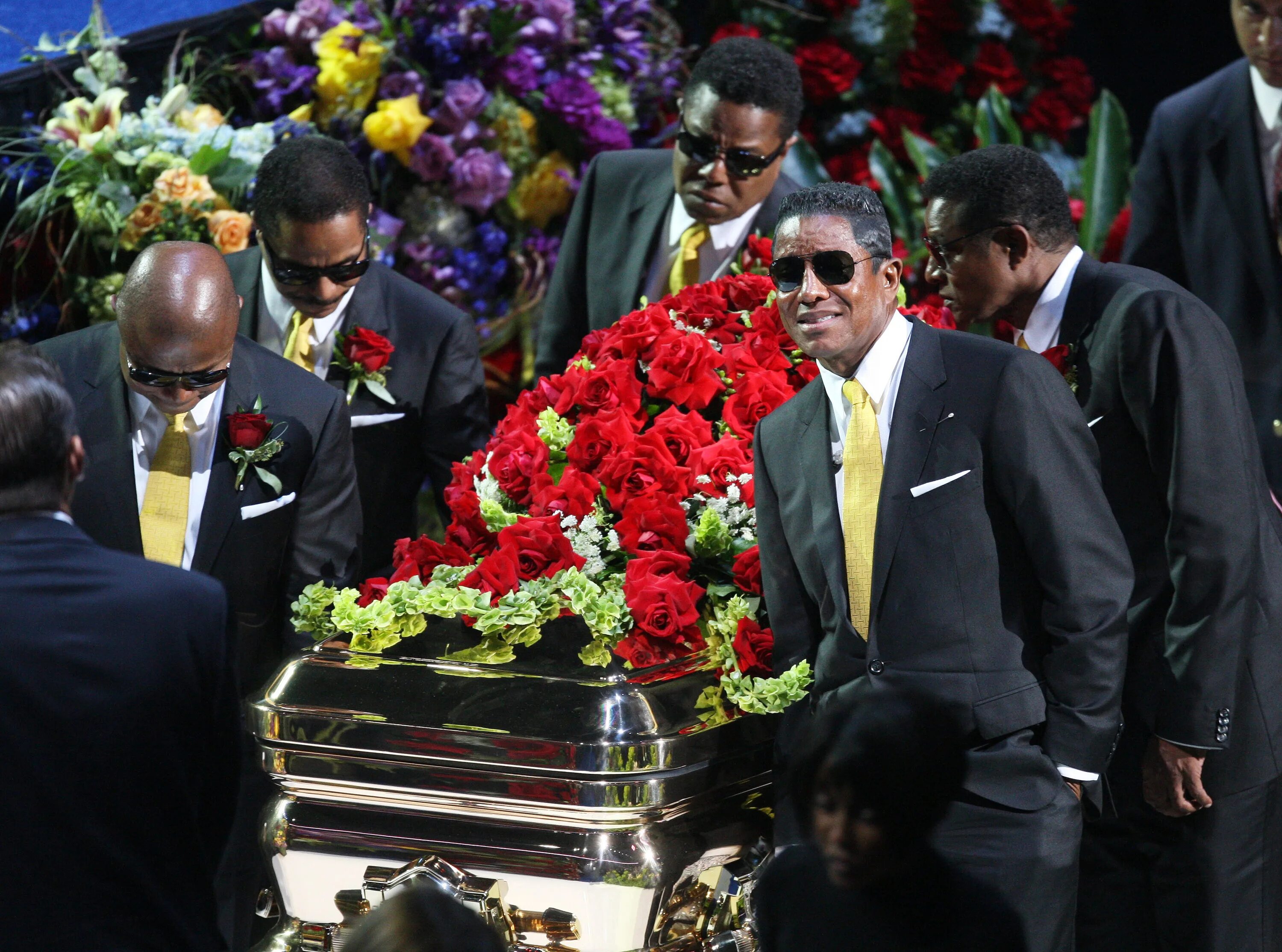 День памяти известных людей. Похороны Майкла Джексона в гробу. Могила Майкла Джексона. Похороны Майлка Дексона.