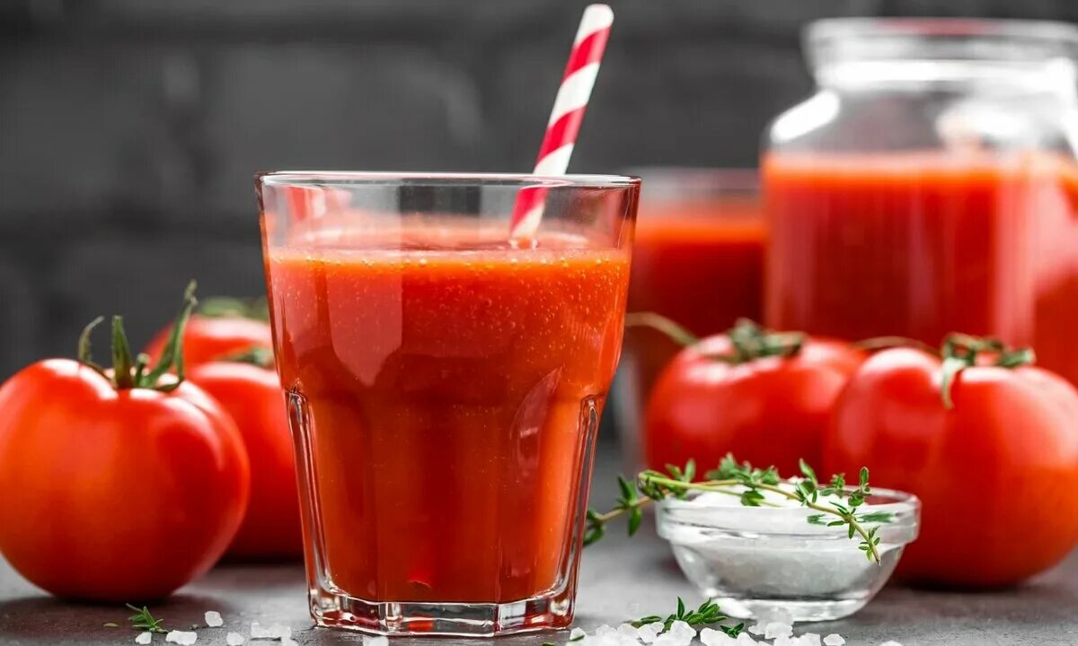 Как пить томатный сок. Томатный сок. Вкусный томатный сок. Помидор сок. Томатный сок фото.