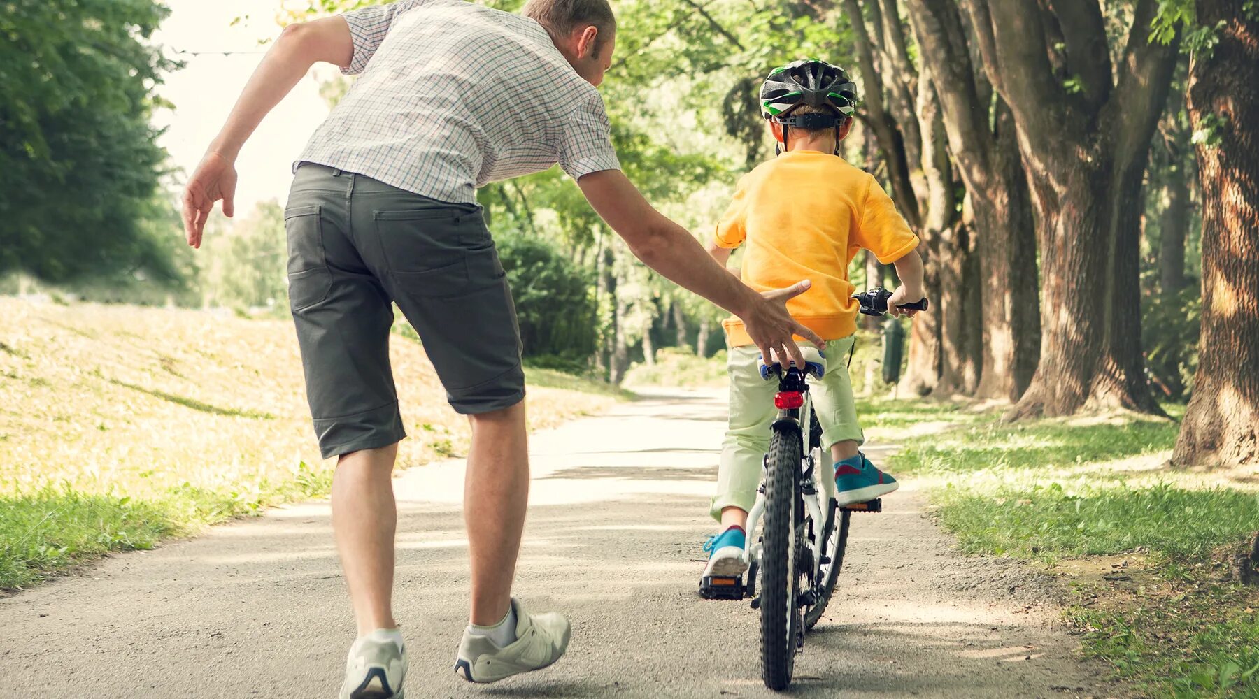 Можно ли беременным ездить на велосипеде. Учиться кататься на велосипеде. Научиться кататься на велосипеде. Научить ребенка кататься на велосипеде. Отец учит ребенка кататься на велосипеде.