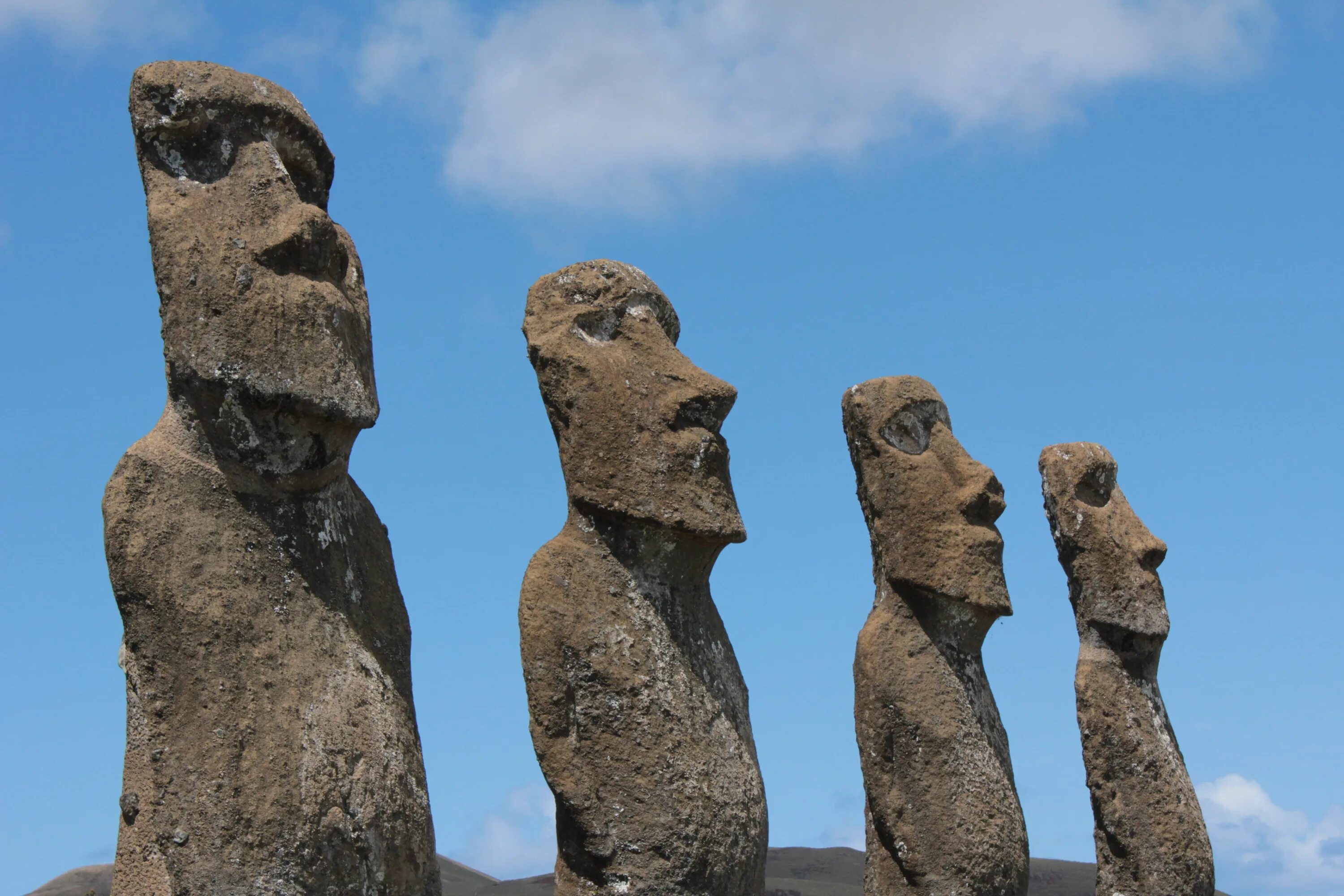 Остров Пасхи город. Моаи. Остров Пасхи это капище. Статуи Моаи в Крыму. Giants island