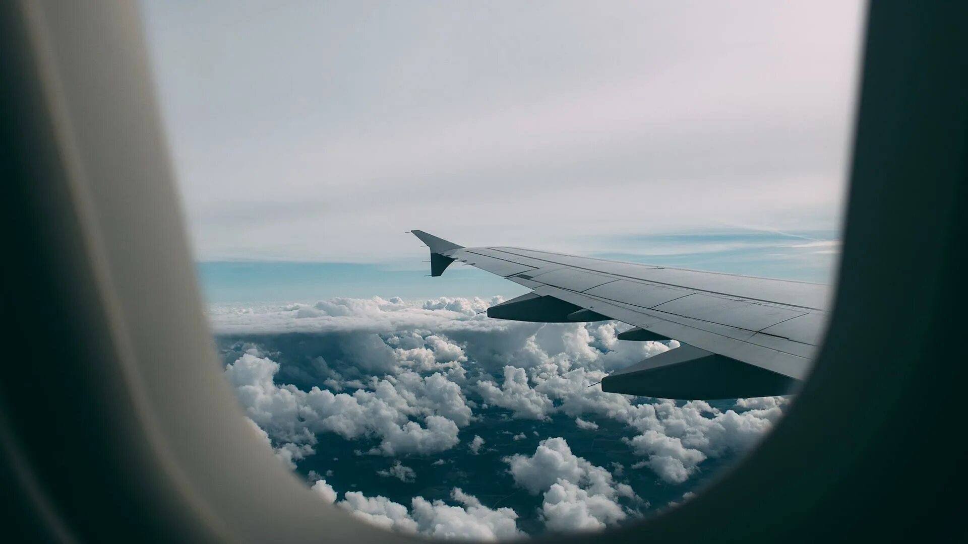 Полетел на пол. Самолет Эстетика. Окно самолета. Крыло самолета. Вид из окна самолета.
