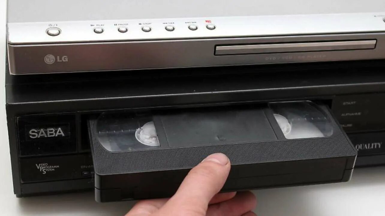 Vhs что это. Видеокассета VHS Sharp. Видеомагнитофоны ВХС С двд. VHS Panasonic видеомагнитофон кассетный. Двд видеомагнитофон Sony.