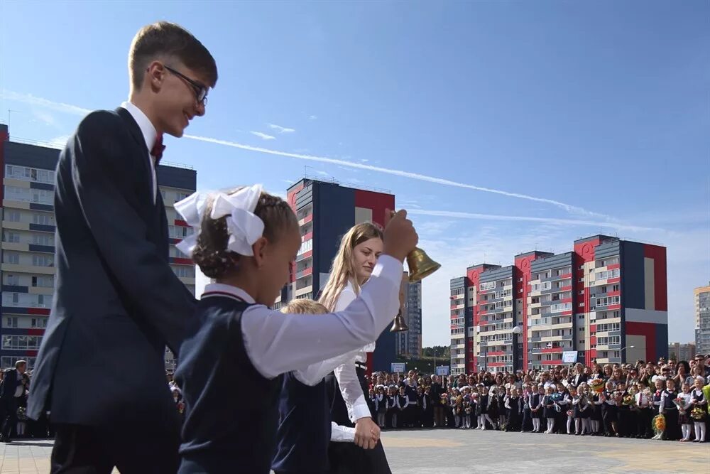 1 сентября томск мероприятия. Первоклассники. День знаний фото. Цветы на 1 сентября первокласснику. 25 школа томск.