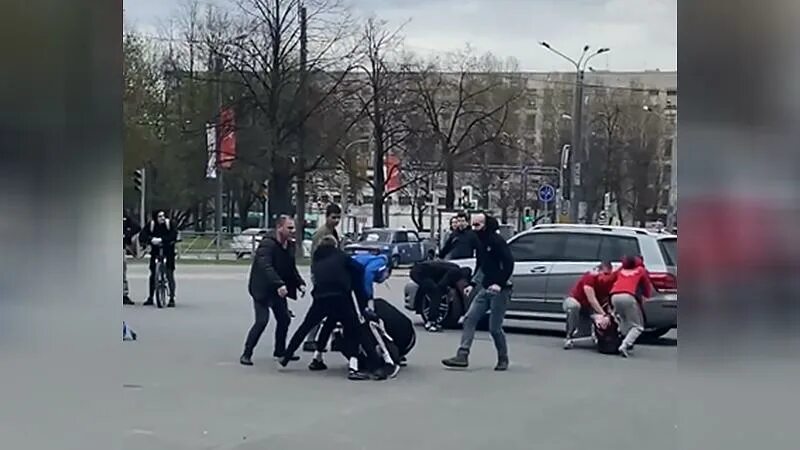 Околофутбольщики подрались на площади Мужества. Лев против околофутбольщика