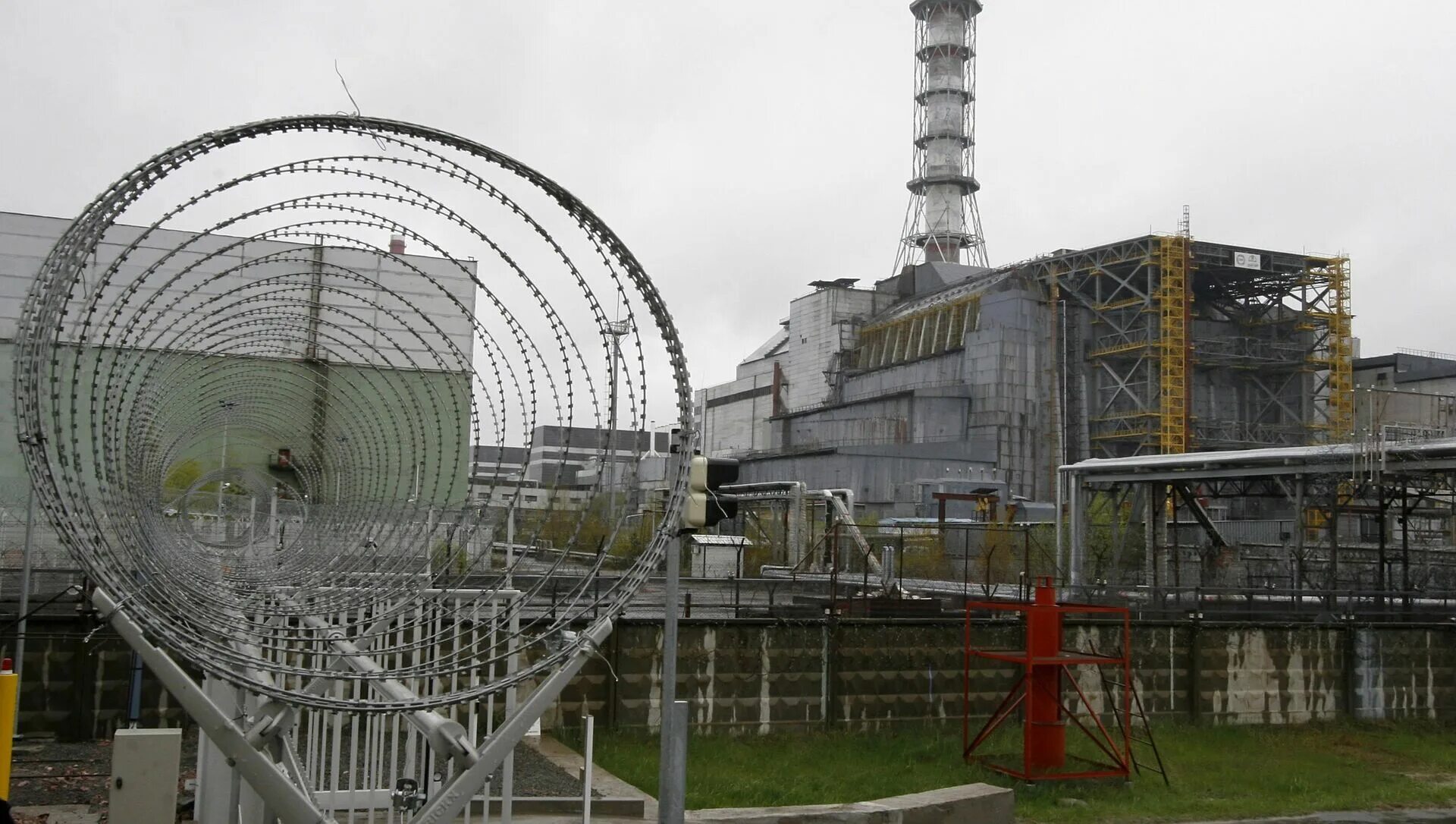 Сатанинский парад в чернобыле работников аэс. Территория чаэс. облако чернобыля. чаэс первая очередь. сооружение объекта &quot;укрытие&quot; на чернобыльской аэс в 1986 году..