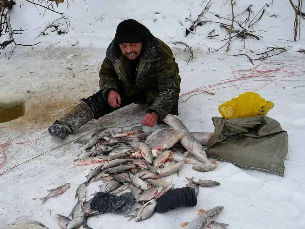 Зимняя рыбалка. Рыбак зимой. Северная рыбалка. Зимняя ловля видео