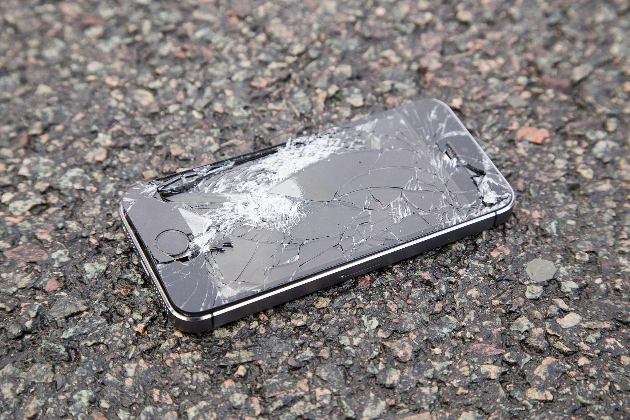Разбитый смартфон. Сломанный айфон. Разбитый айфон.