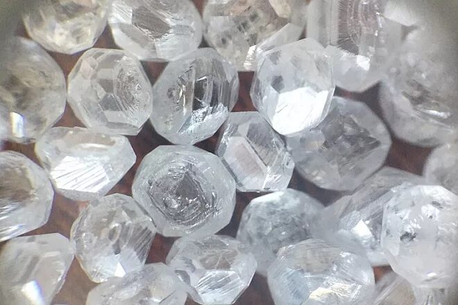 Алмаз неограненный алроса. Выращенные бриллианты. Выращивание алмазов. Синтетические алмазы. Органические кристаллы.