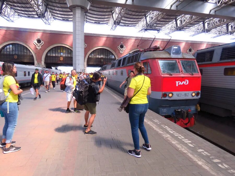 В москве есть казанский вокзал. Казанский вокзал Москва перрон лето. Казанский вокзал 2010. Казанский вокзал поезда. Поезд на вокзале.