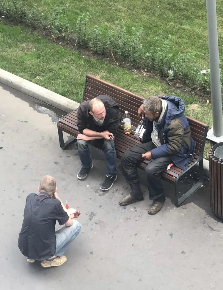 Целуется с бомжами в питере