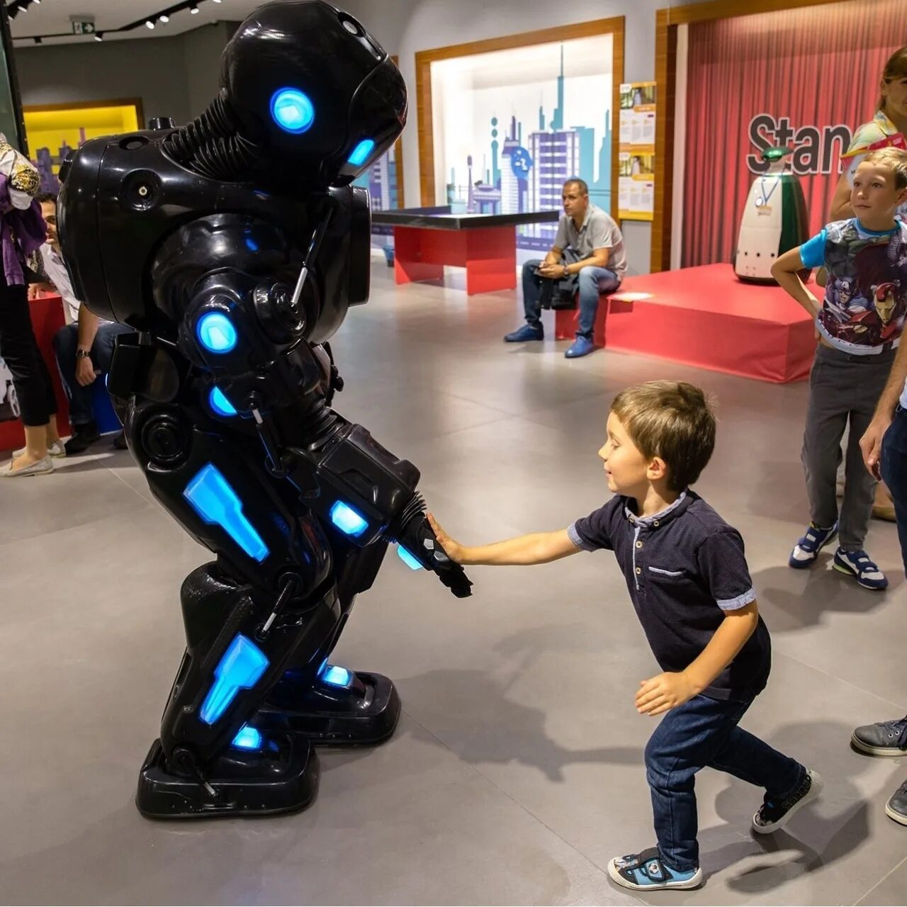 Выставка роботов сургут. Выставка роботов. Шоу роботов. Робопарк. Выставка роботы детский.