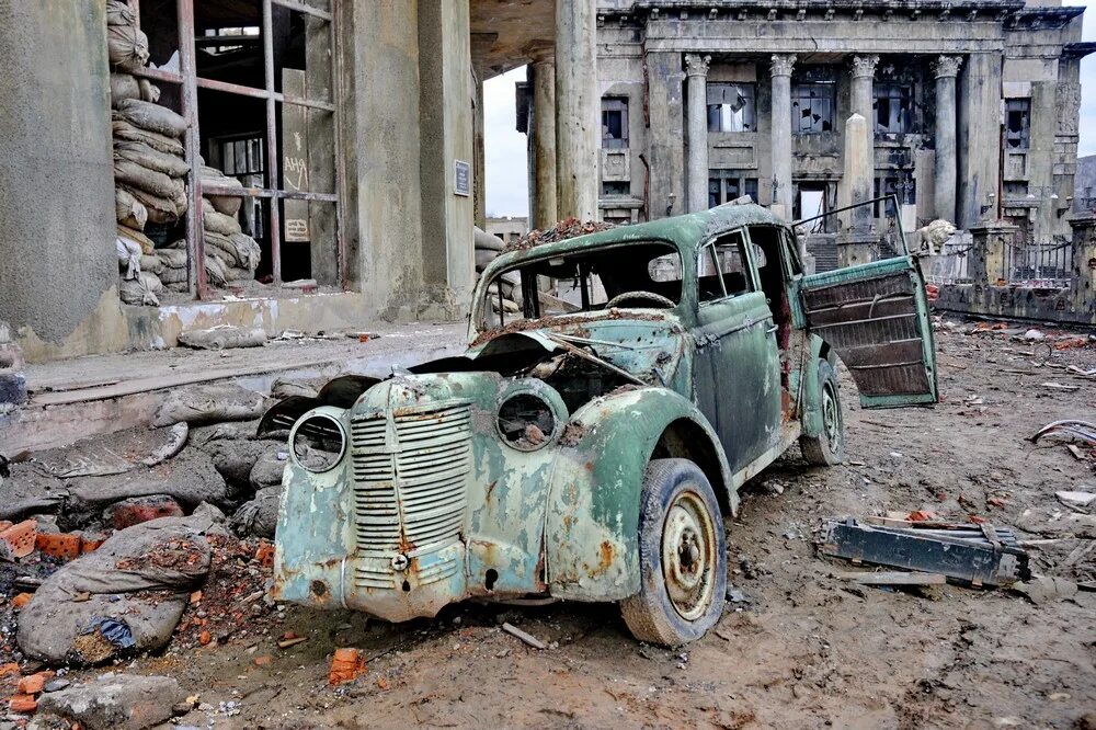 Военная разруха. Старый сломанный автомобиль. Сталинград Мосфильм. Старые поломанные машины.