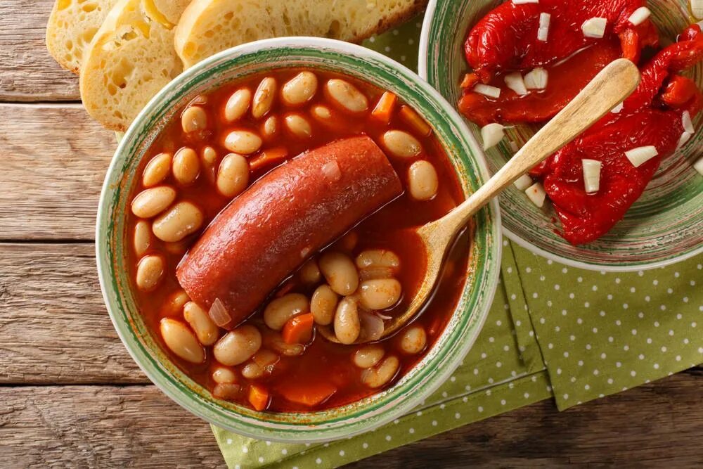 Фасоль с колбасками. Суп пасуль. Рагу из фасоли. Фасоль тушеная с овощами. Рагу с колбасками.