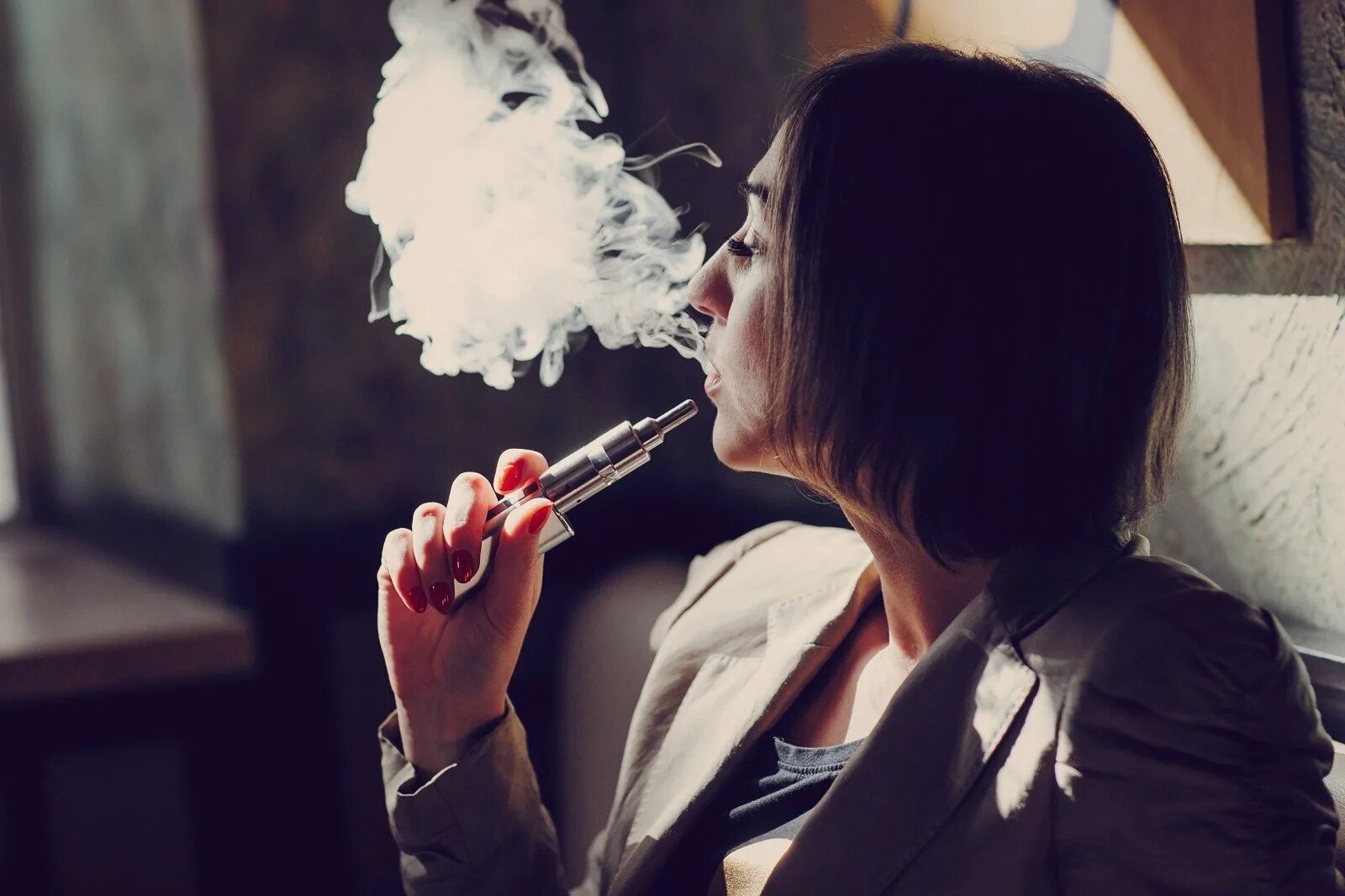 Курящий вейп. Девушка курит электронную сигарету. Курящий человек. Девочка курит вейп. Эстетичное курение.