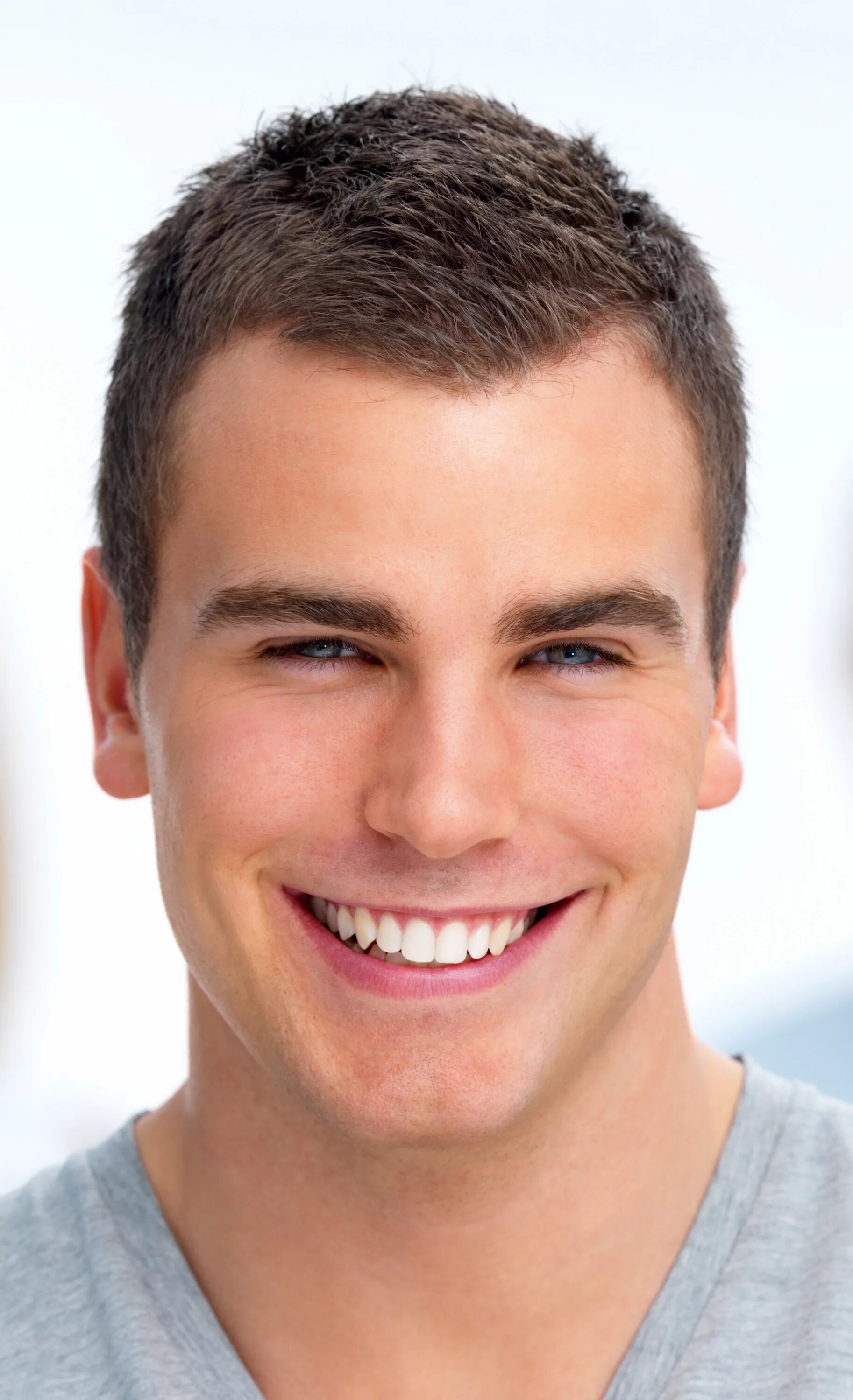 обычная мужская стрижка. принстон стрижка мужская. коротаиестрижки мужские. джейк гилленхаал стрижка. обычная мужская стрижка.