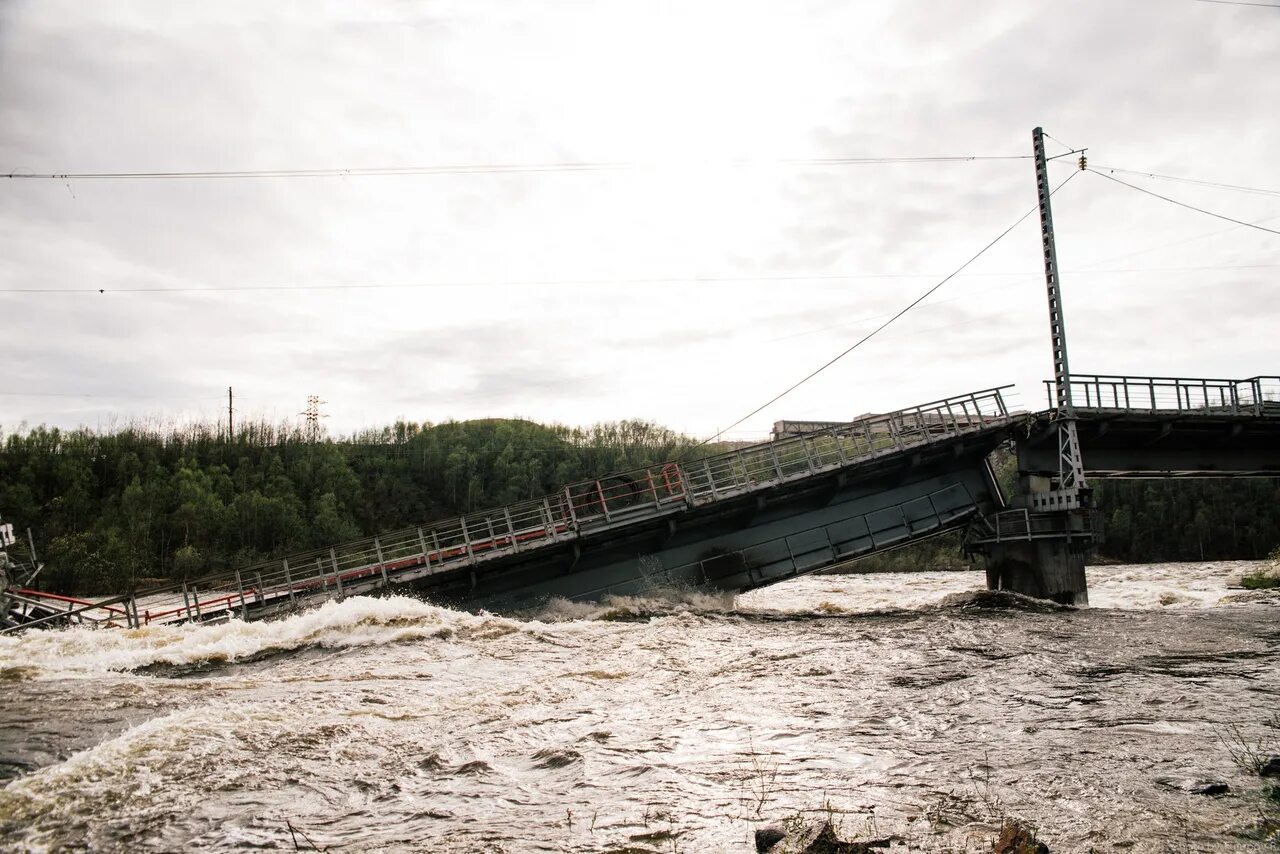 Разрушен ли мост. Железнодорожный мост Мурманск. Железнодорожный мост Ингури. Мосты через реки Мурманской области. Река Матросовка разрушенный мост.