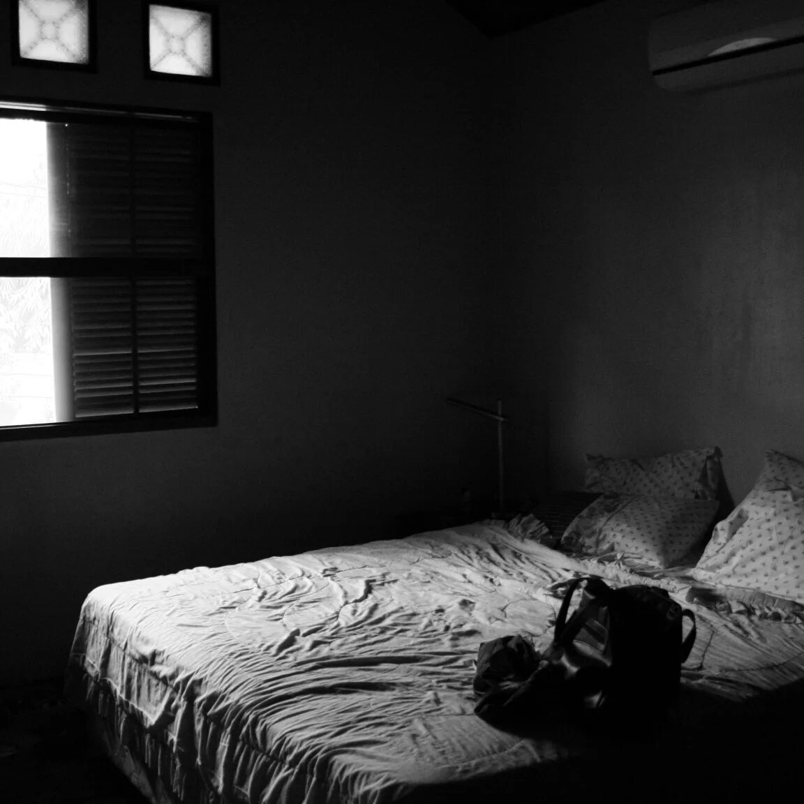 Комната с кроватью в темноте. Полумрак в комнате. Пустая комната с кроватью. Комната ночью. Постель в темноте