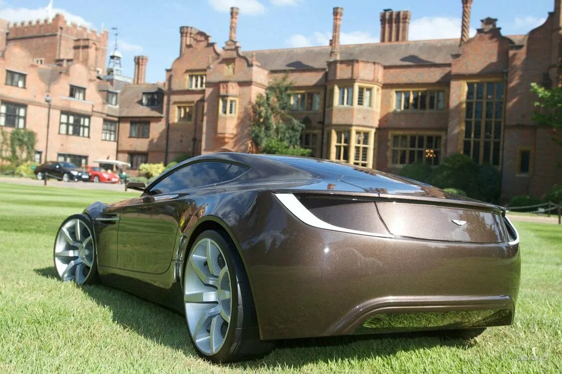 Aston Martin Velar. Aston Martin Volare. Привлекательная машина