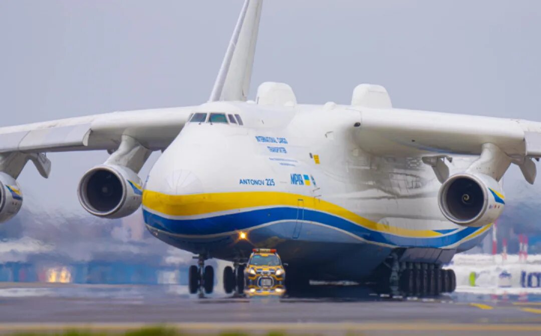 Украинский самолет. АН-225 Мрия. Самолет Мрия АН-225. Антонов 225 Мрия. Самый большой самолёт в АН-225 Мрия.