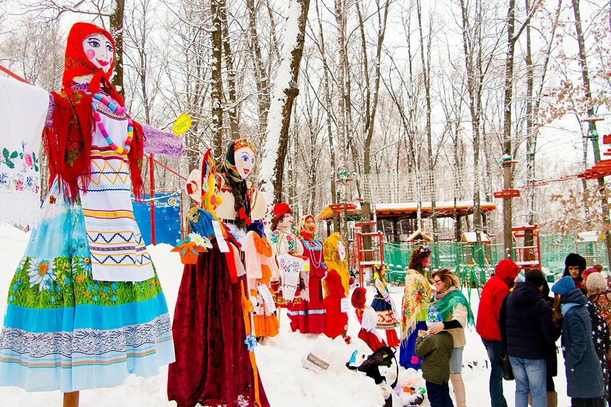 Масленица на левом берегу. Атрибуты Масленицы. Масленица атрибуты праздника. Народные гуляния на Масленицу. Масленица фестиваль.