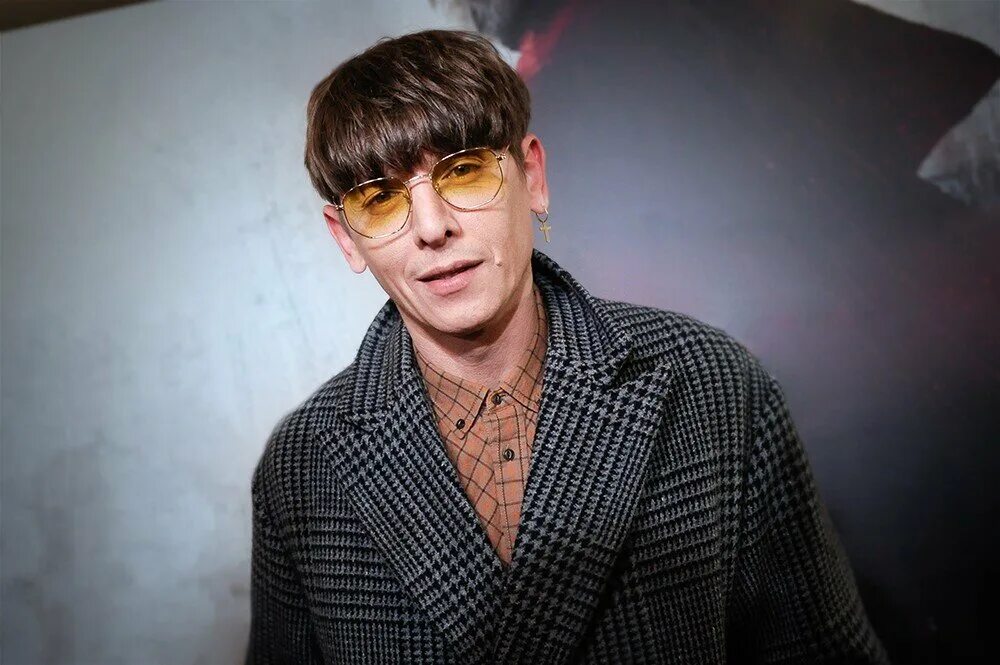 Парикмахерская влада лисовца москва. Салон парикмахерская контора москва. Студия владислав лисовец. Для. Самолет.