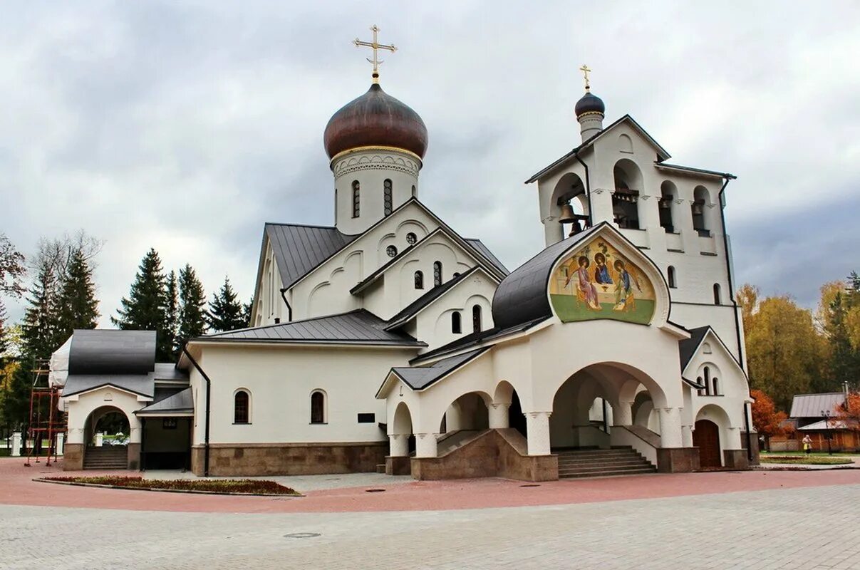 Храм город троицк. Церковь александра невского троицк челябинская область. Храм живоначальной троицы в троицке москва. Церковь дмитрия солунского троицк челябинской. Церковь александра невского, троицк.