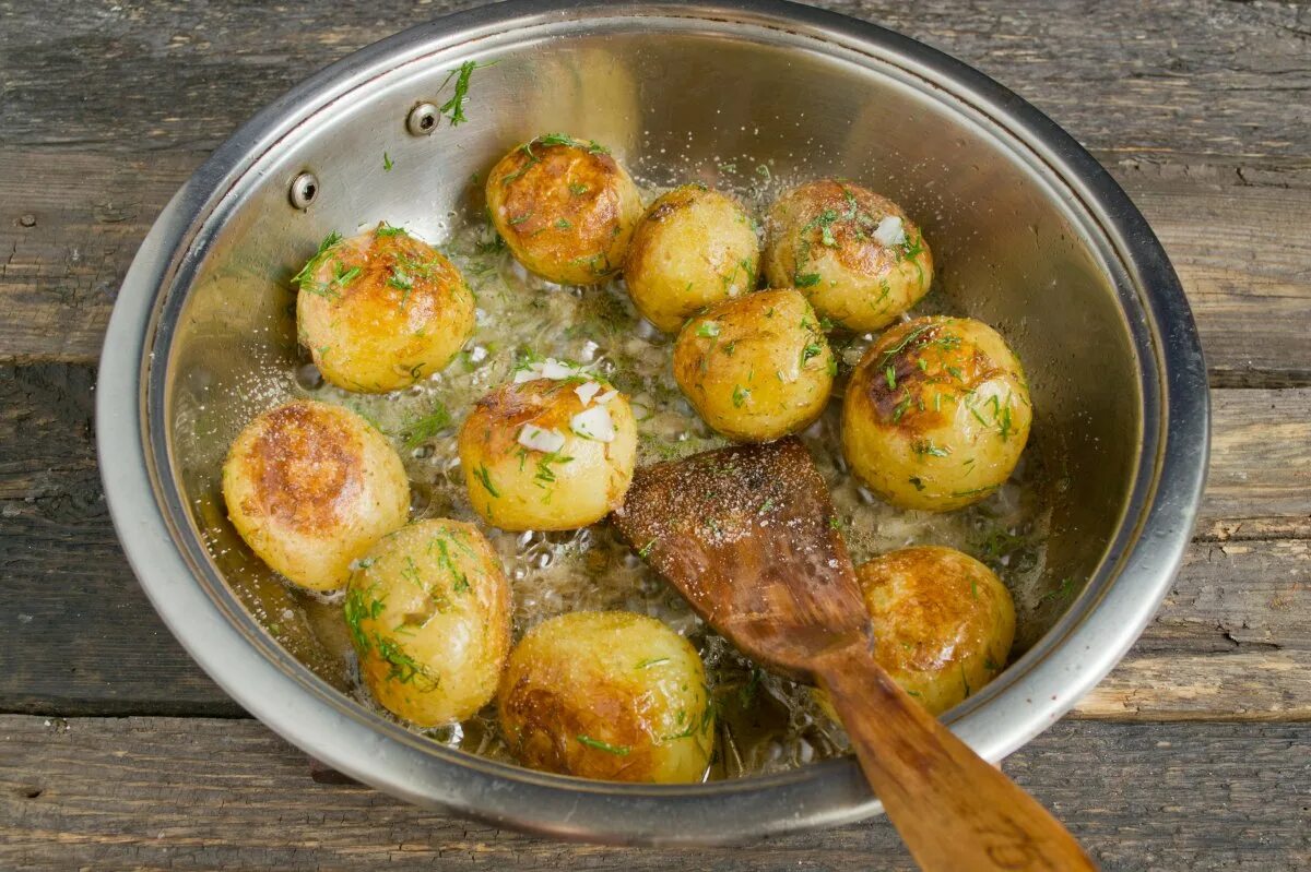 Как вкусно приготовить молодую картошку. Картофель на сковороде. Картофель молодой. Жареная молодая картошка. Жареная молодая картошка на сковороде.