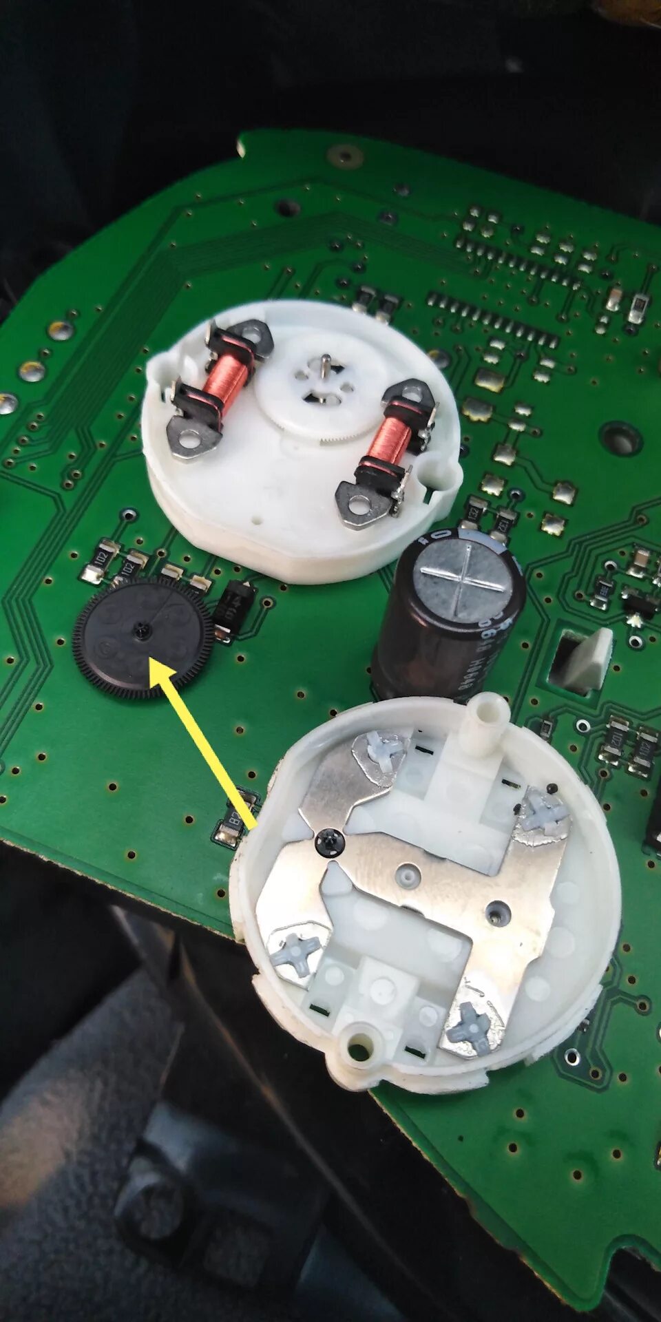 Шаговый моторчик панели приборов vesta. Моторчик панели приборов ваз. Моторчик стрелок приборной панели ваз 2114. Моторчик приборной панели. Моторчик спидометра range rover sport.