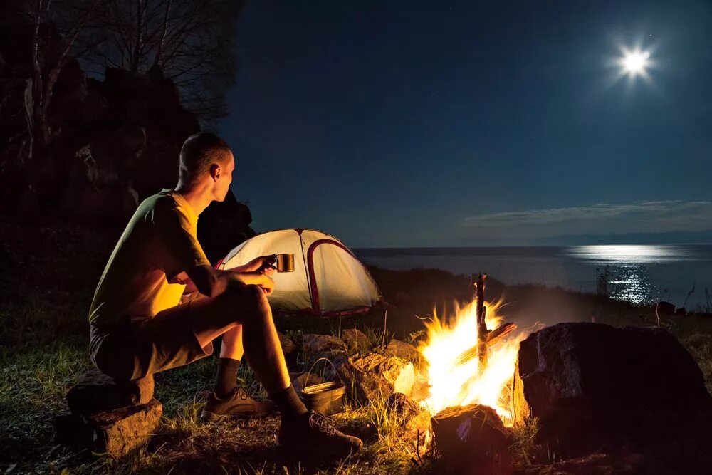 Camping men. Люди у костра. Палатка костер. Туристы у костра. Палатка на природе.