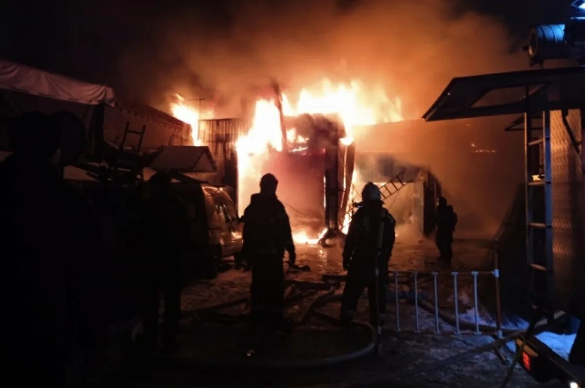 Ночной пожар. Пожар в невере. Горящий дом. Пожар в невере. Крупный пожар.