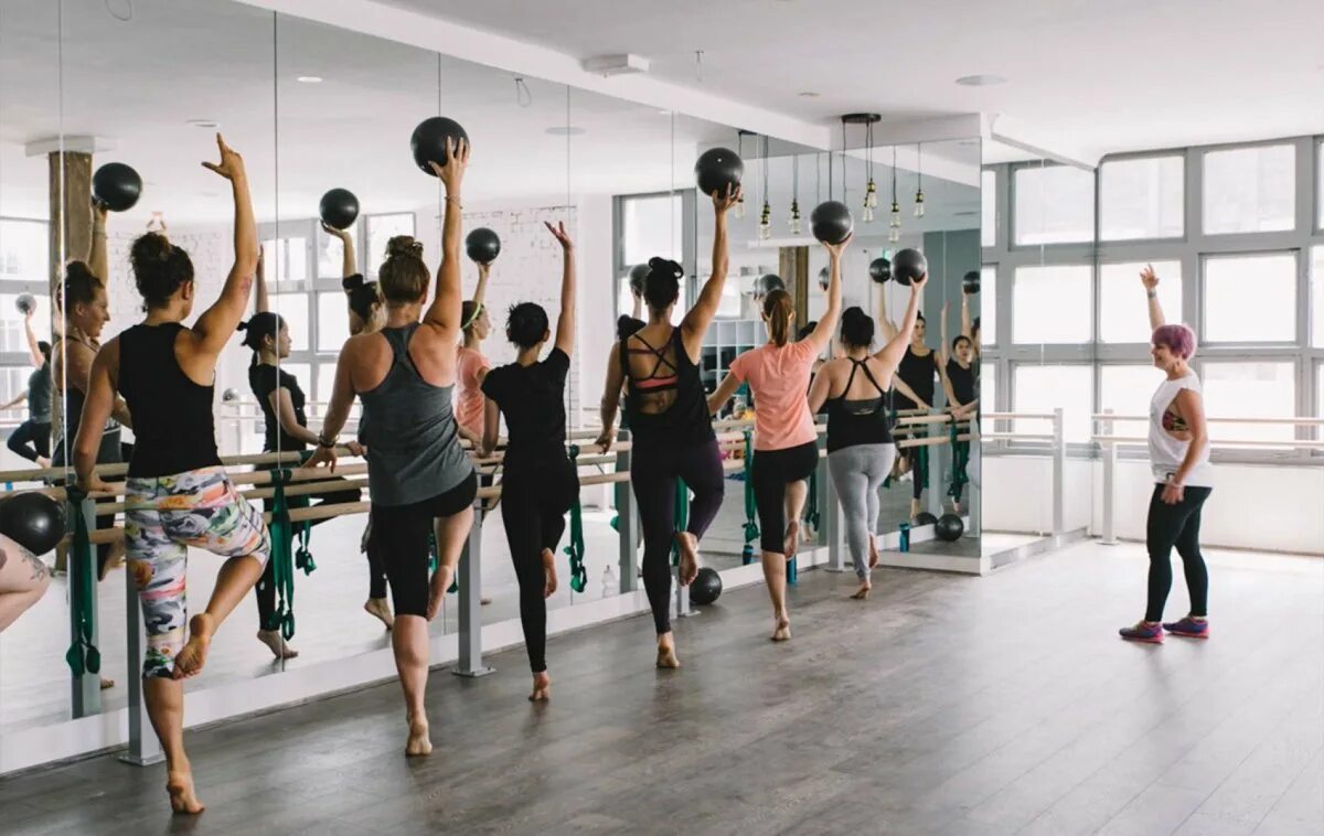 Barre fitness. Барре фитнес. Барре балет. Барре тренировка. Балет фитнес.
