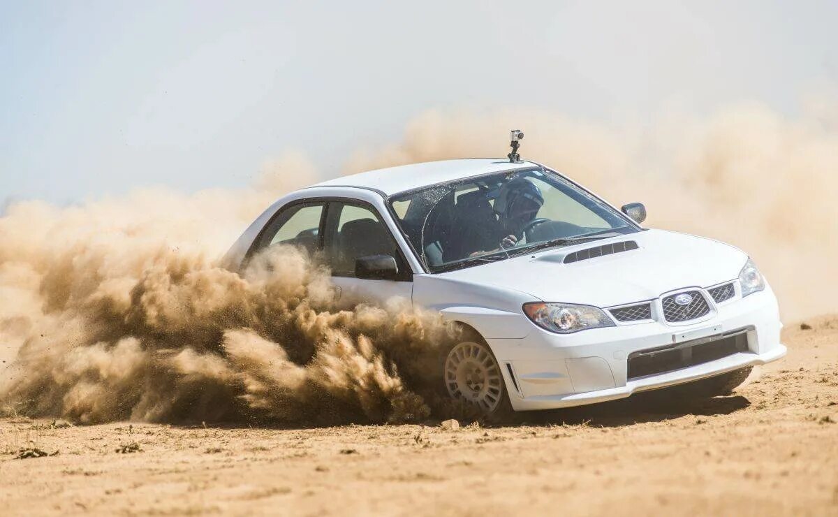 Пыльные авто. Песок летит. Раллийные багги дакар. Dust car. Bmw m5 дрифтит.