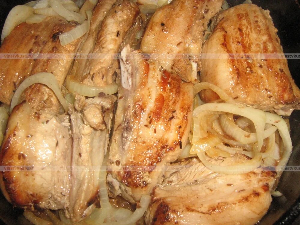 Свиные рёбрышки на сковороде с картошкой. Тушеные ребра на сковороде с луком. Ребра на сковороде. Тушёные рёбрышки свиные с луком. Сколько варить бараньи ребра.