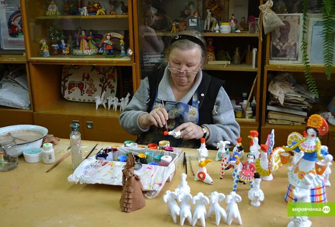 Музей дымковской игрушки киров. Мастера дымковской игрушки. Народные промыслы дымковская игрушка киров. Киров с дымковской росписью. Дымковская игрушка вятка.
