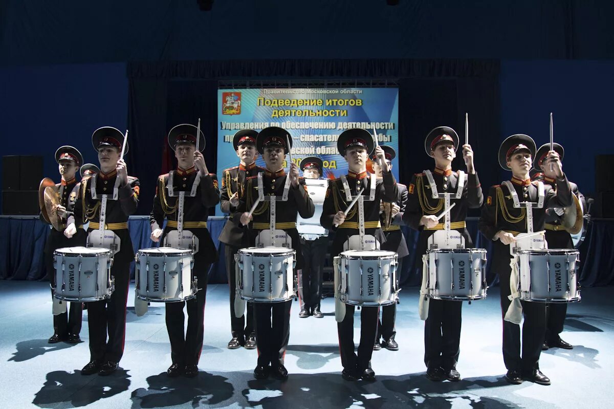 Оркестр барабанщиц. Ансамбль барабанщиков фиеста бгцнт. Оркестр барабанщиков. Ансамбль барабанщиков. Ансамбль барабанщиков.