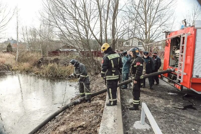 Пожар в Чехове сегодня. Фото забора воды пожарным насосом при отказе в работе. Забор воды пожарным насосом