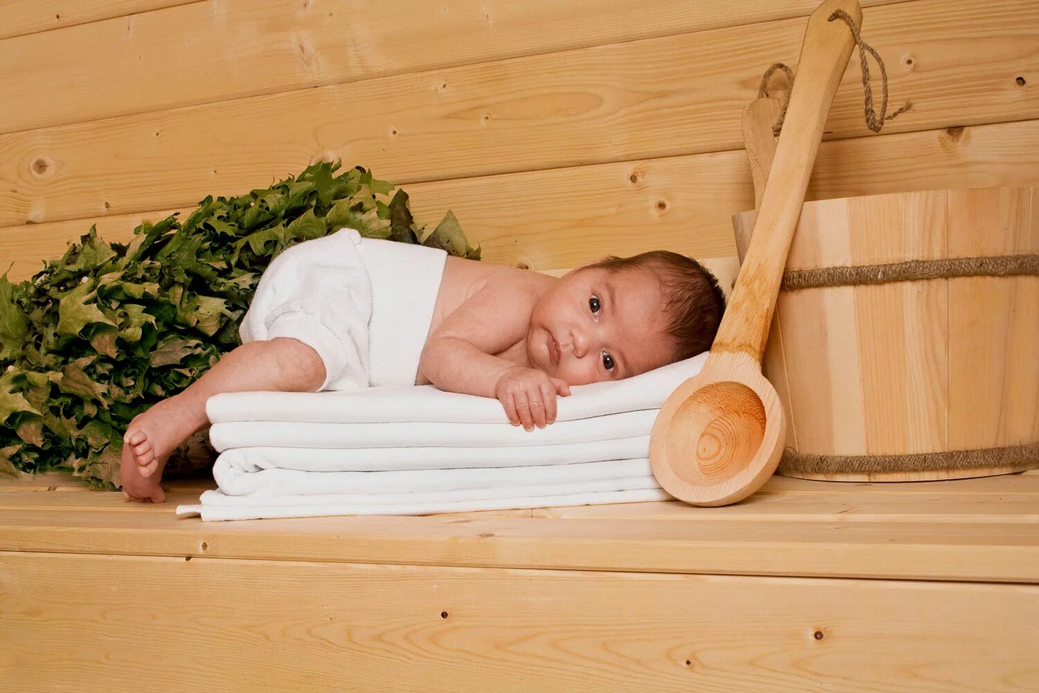 Банные процедуры. Банная фотосессия малышей. Малыш в бане. Ребенок в бане с веником.