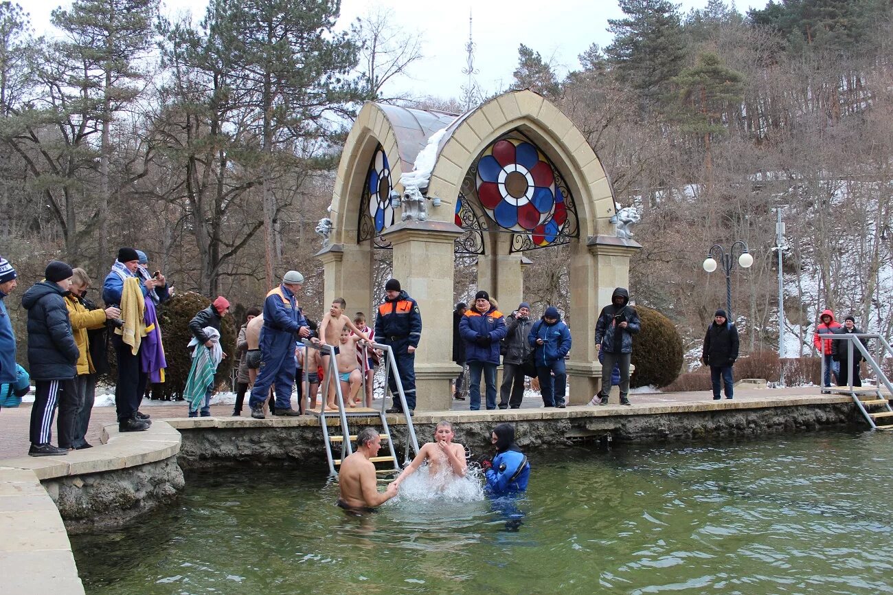 кисловодск озера для купания. термальные источники аушигер голубые озера. крещение на термальных источниках. кисловодск купаться. кисловодск пляжи для купания.