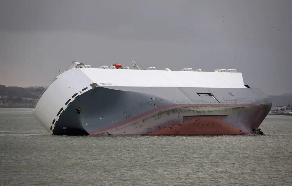 Бак на судне. Сухогруз Hoegh Osaka. Топливный бак корабля. Баки на корабле. Бак на корабле