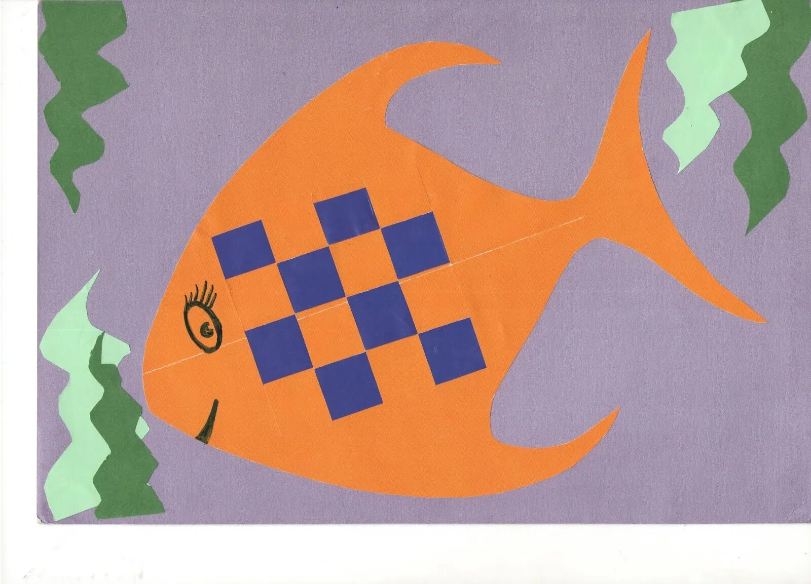 рыбка из бумаги. рыбка из бумаги. плетеная рыбка из бумаги. аппликация из плетеной бумаги. плетение из бумажных полосок.