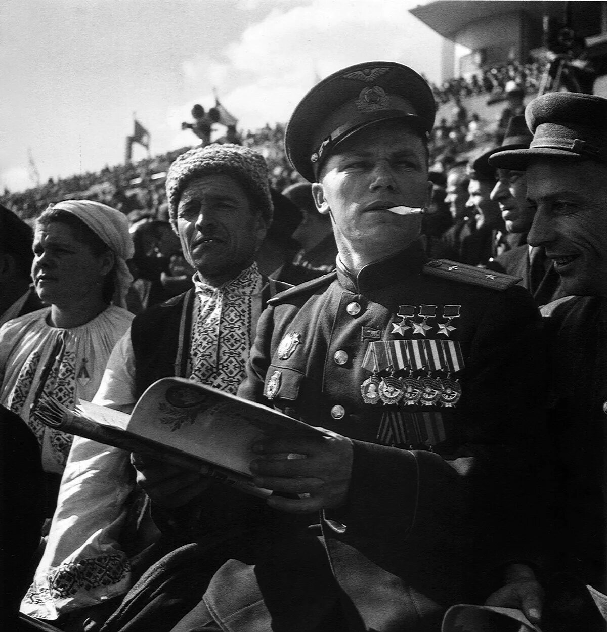 Военные фотографии победа. Кожедуб на параде Победы 1945.