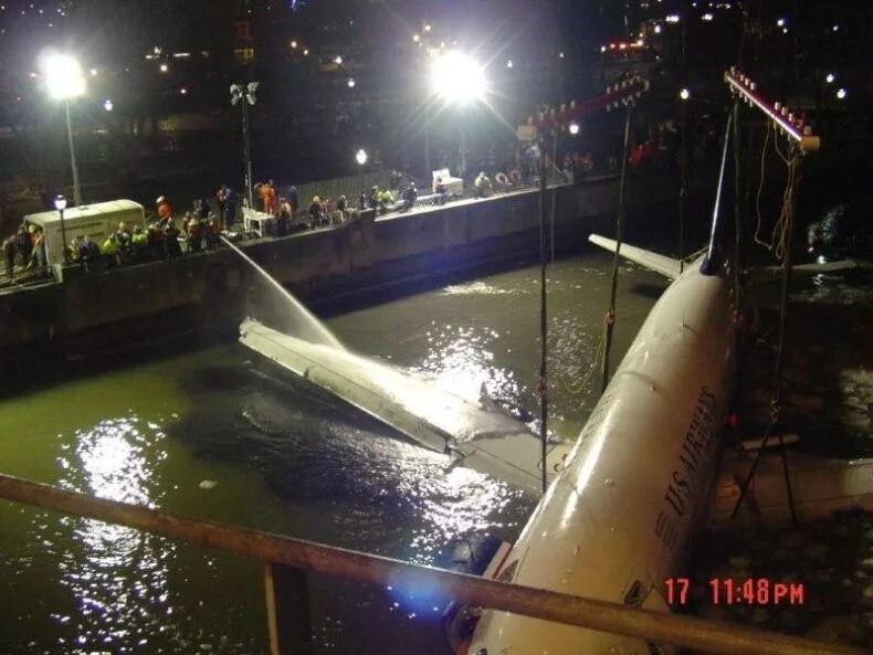 Hudson river plane crash. Авиакатастрофа на Гудзоне 2009. А320 Гудзон. Us Airways 1549. Airbus a320 Гудзон.