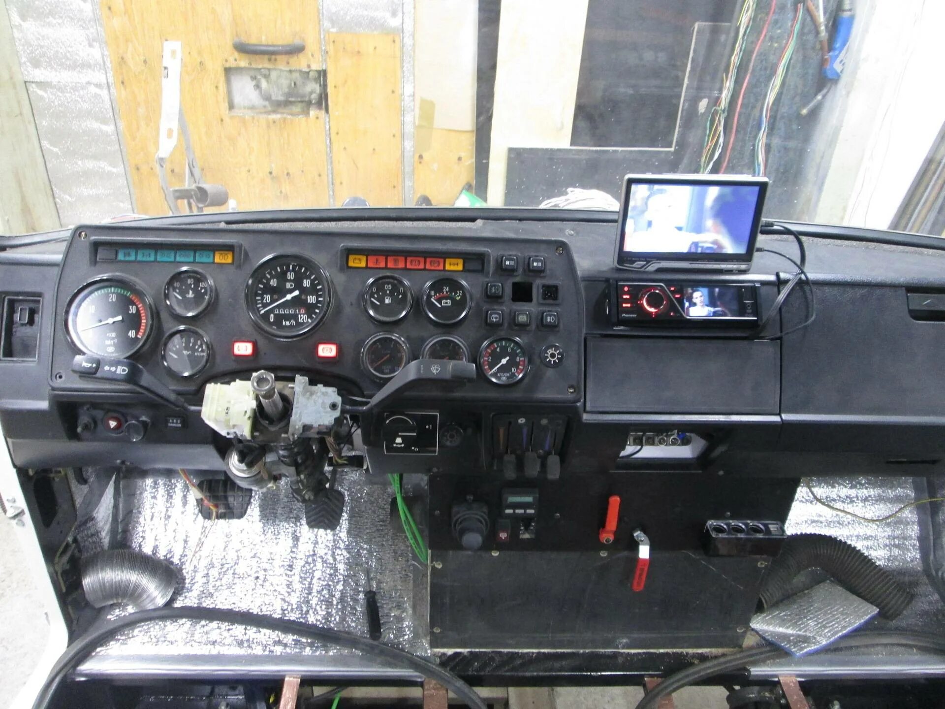 Щиток приборов 3801010. Приборная панель газона. Комбинация приборов урал некст. Панель управления газ 3309 дизель. Комбинация приборов валдай 64.