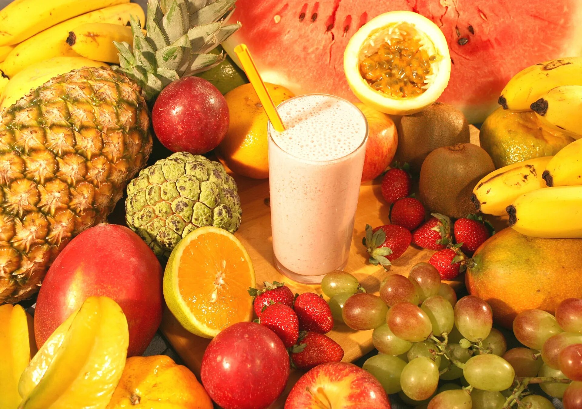 Можно использовать витамин с летом. Коктейль тропические фрукты Гербалайф. Фрукты для здоровья. Витаминки фрукты. Полезные продукты фрукты.