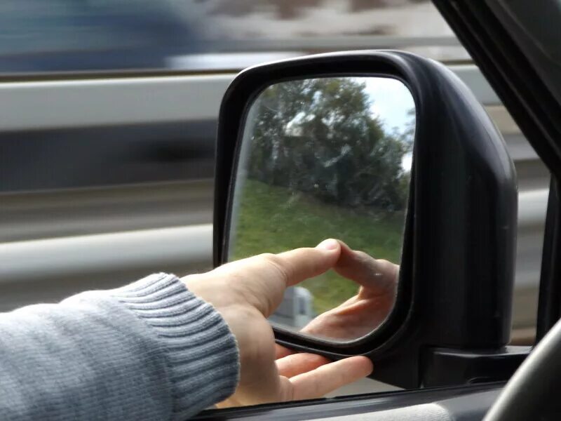 Водительское зеркало. Селфи с водительского зеркальные. Зеркала водительские левое на газон. Селфи в водительское зеркало.